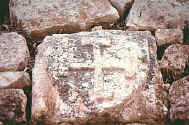 Pietra con incisa croce normanna posta sul Castello di Baia - Ph. ENZO MAIELLO 1996