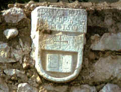 Mysterious stone crest near the Church of the Annunziata - Ph.  ENZO MAIELLO 1999