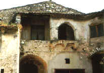 Il Palazzo Baronale di P.za Cortuzzi - Ph.  ENZO MAIELLO 1999
