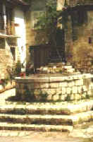 The medieval stone well sited in Piazza Cortuzzi - Ph.  ENZO MAIELLO 1999